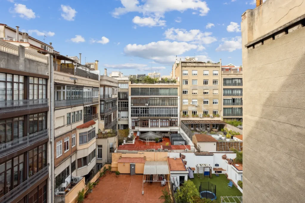 A refined and well-serviced urban residence