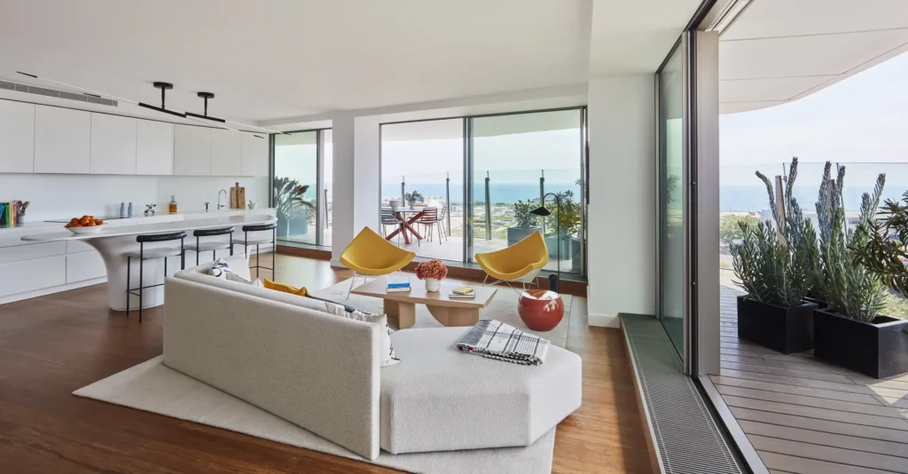 Two Bedrooms with Rooftop Pool, Spa and 24-Hour Security