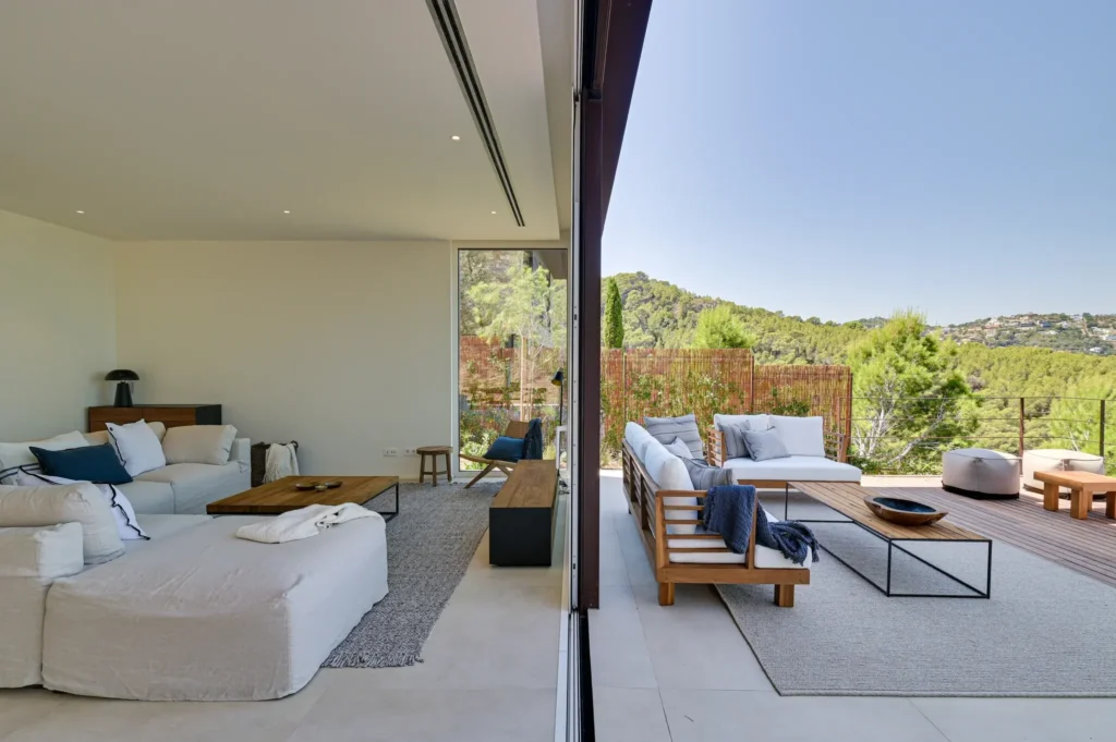 A Private Pool and 123 m² Terrace above the Coast
