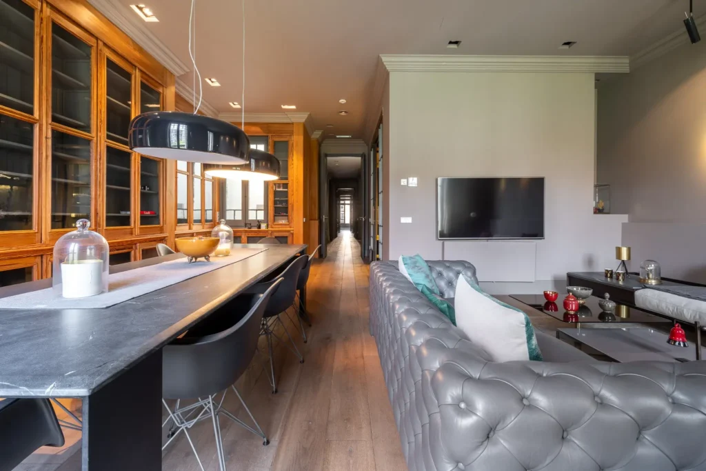A calm, light-filled residence