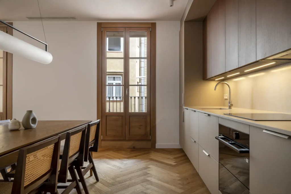 within a historically preserved vintage building in El Gòtic